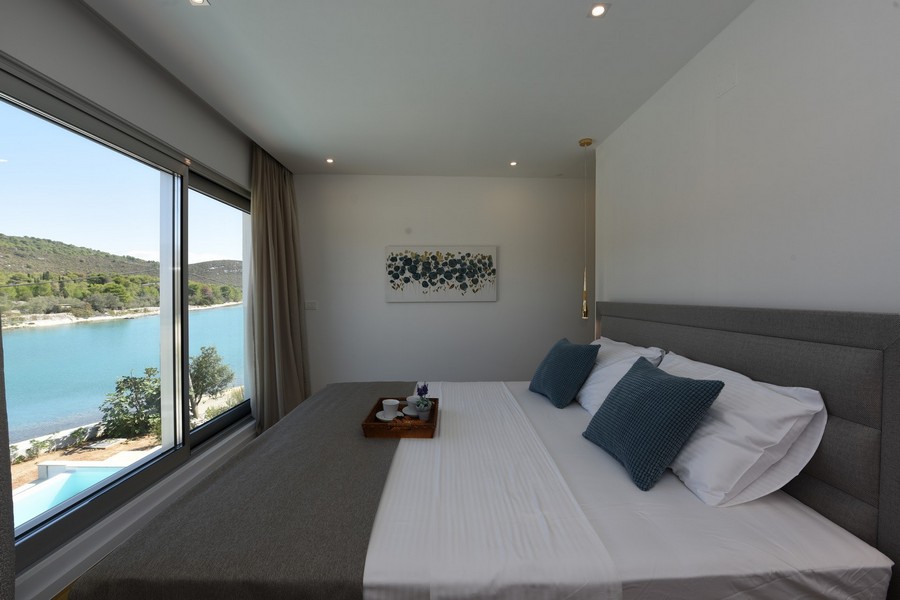 Hálószoba kilátással egy festői öbölre a horvátországi Ugljan szigeten.