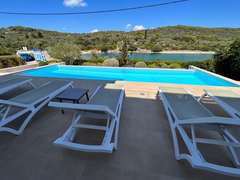 A Villa H2681 végtelenített úszómedencéje Horvátországban - Panorama Scouting.