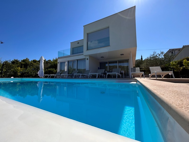 H2681 villa medencéje, mely eladó Horvátországban Ugljan szigetén.