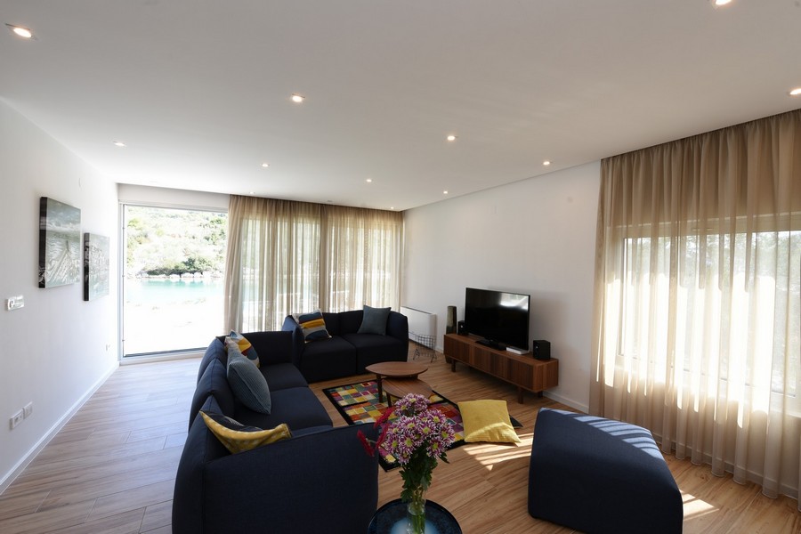 Elegáns bútorokkal berendezett nappali a villa belsejében.