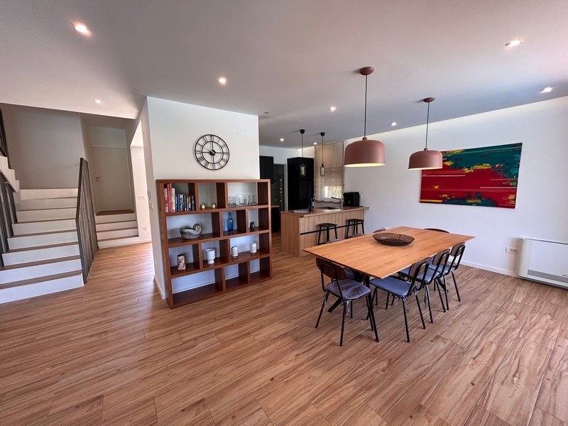 A modern nappali minőségi parkettával burkolt.