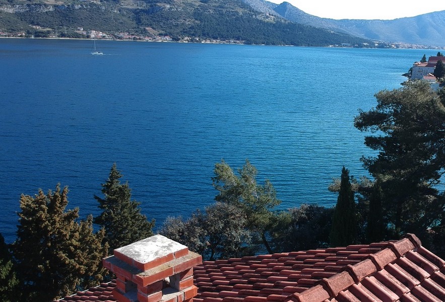 Kilátás a tengerre a H2685 ház tetőteréből, Korcula sziget, Horvátország.