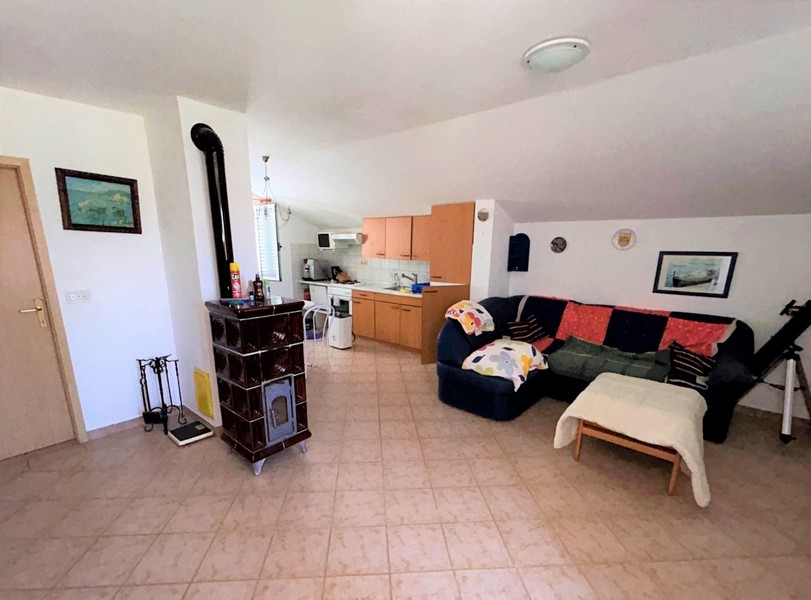 Nappali fatüzelésű kályhával.