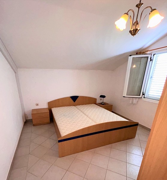 Hálószoba franciaággyal.