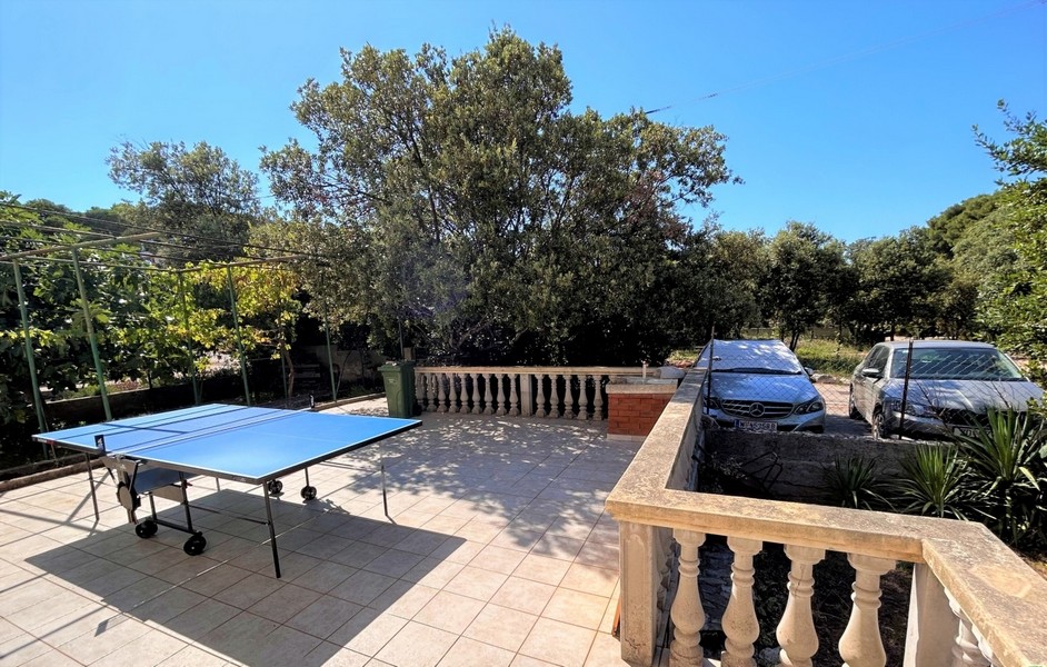 Kilátás a házon kívüli parkolóhelyekre.