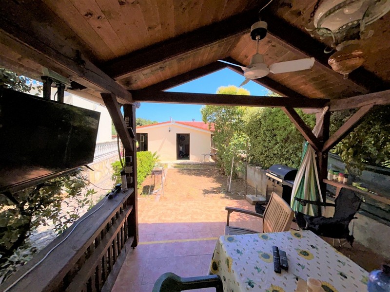 Pavilon a H2686 ingatlan kertjében a horvátországi Ugljan szigeten.