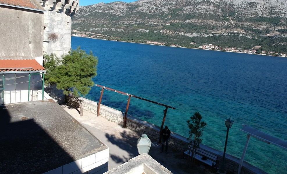 Ez a történelmi városháza Horvátországban közvetlenül a tenger mellett található.