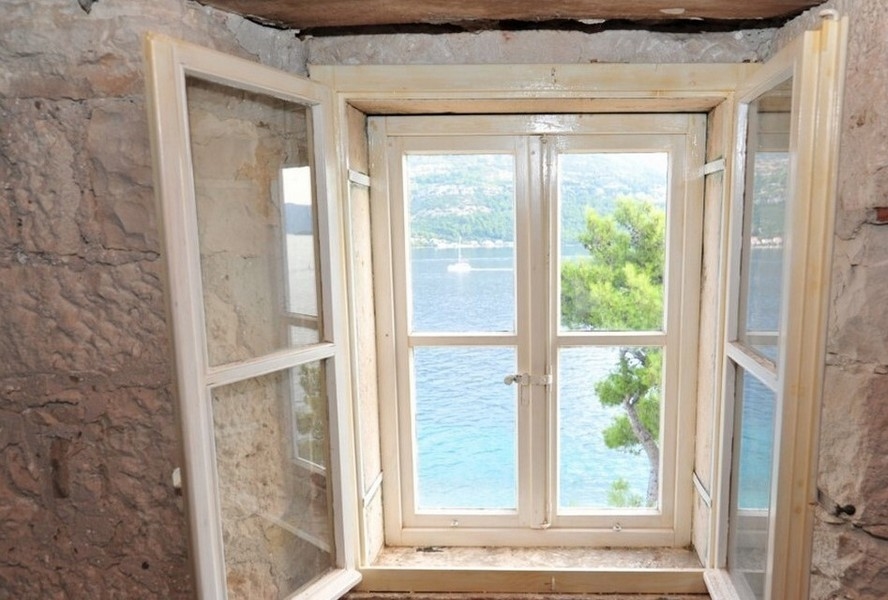 Kilátás a tengerre a régi H2688 városi házból Korcula szigetén Horvátországban - Panoráma cserkészet.