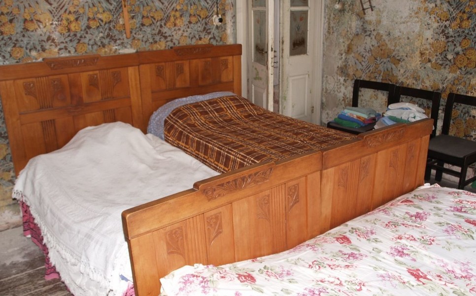 A hálószoba a régi városi ház Horvátországban H2688 Korcula.