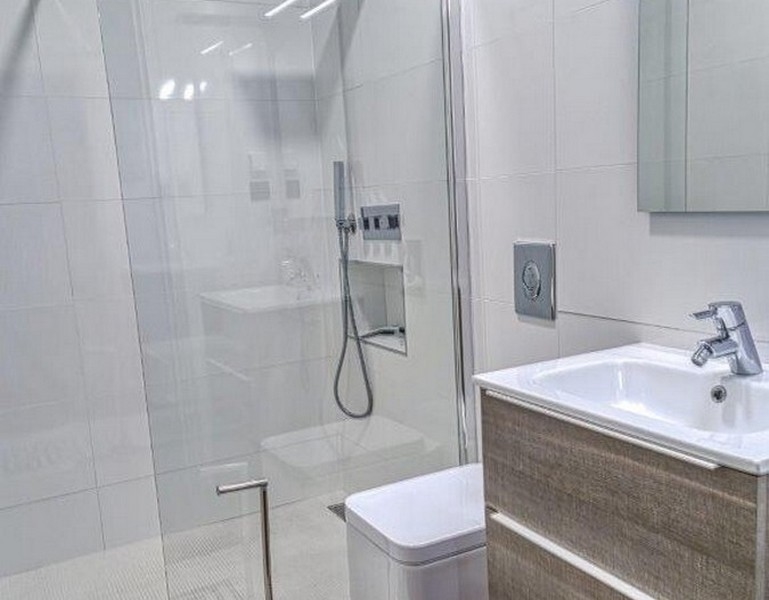 Fürdőszoba zuhanyzóval.