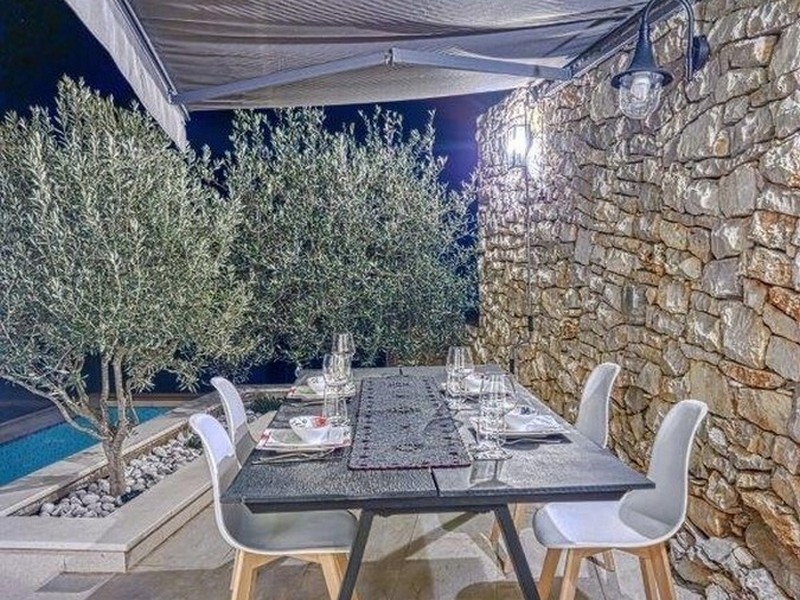 Étkező a H2690 Villa kertjében Horvátországban - Panorama Scouting.