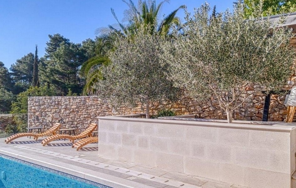 A H2690 ingatlan úszómedencéje Korcula szigetén, közvetlenül a tenger mellett található.