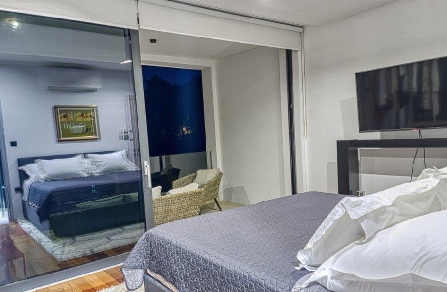 A modern hálószoba esti hangulatban.