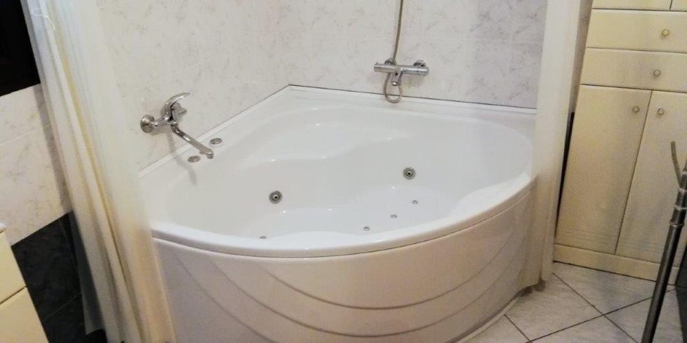 Fürdőszoba káddal.