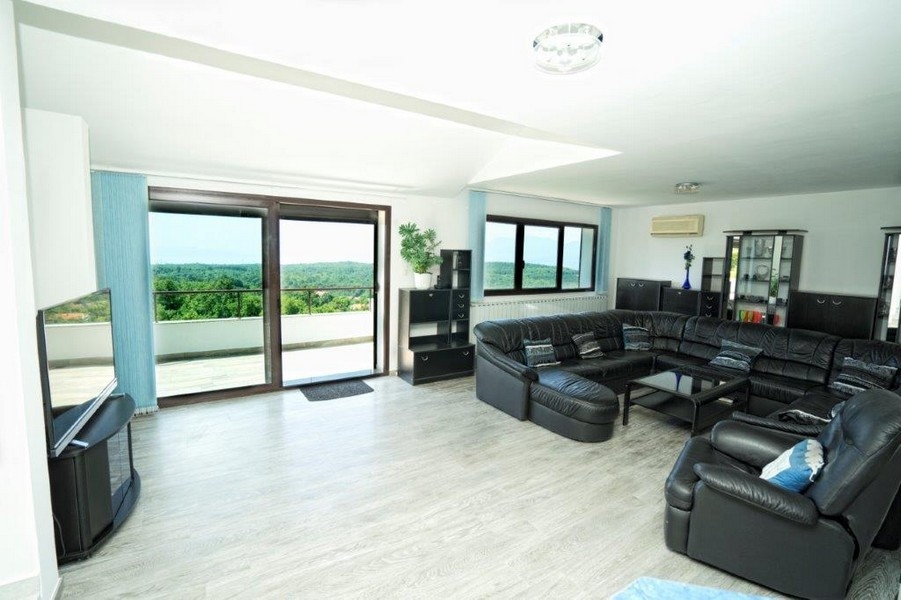 Nappali fekete kanapéval.