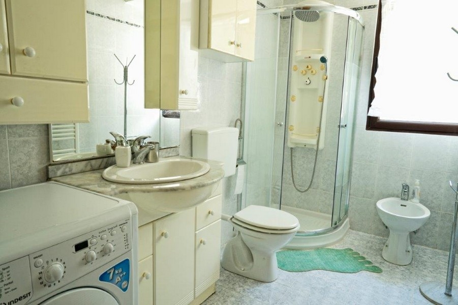 Fürdőszoba zuhanyzóval.