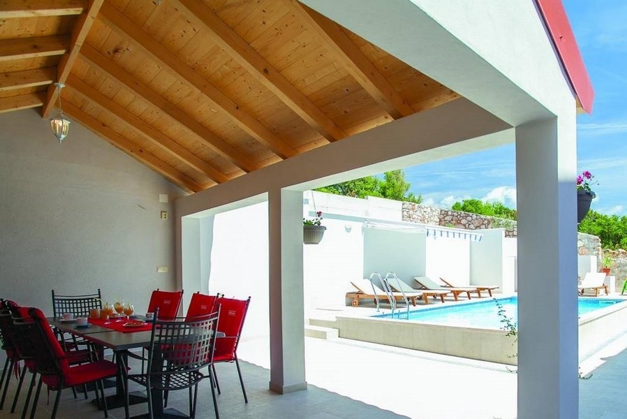 Fedett étkező és kilátás a medencére.