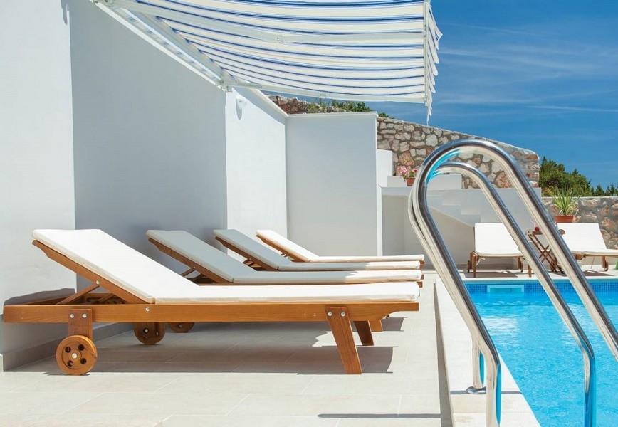 Kiváló minőségű napozóágyak a medence mellett.
