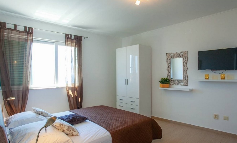 Hálószoba franciaággyal.