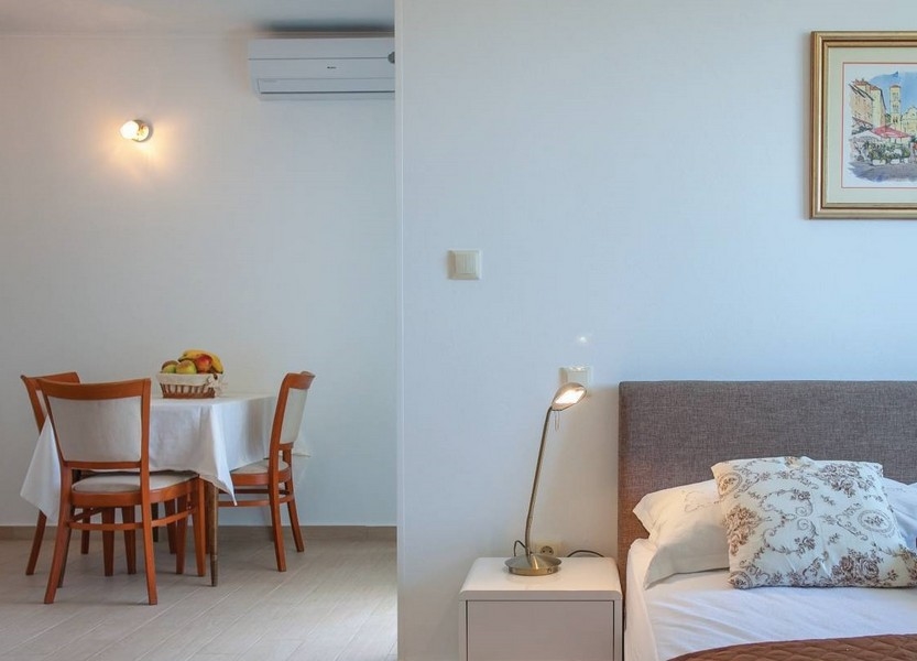 Légkondicionált étkezősarokkal és kilátással az ágyra.