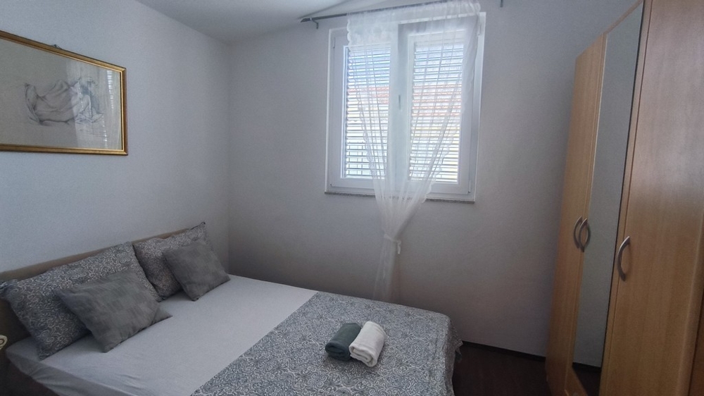 Hálószoba franciaággyal.