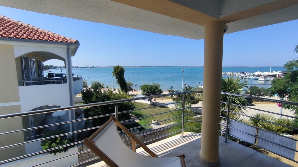 Tengerre néző kilátás a H2707 ház erkélyéről Horvátországban - Panorama Scouting.