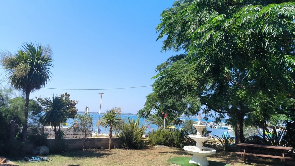 Tengerre néző kilátás a H207 ingatlan kertjéből Horvátországban, Zadar régióban - Panorama Scouting.