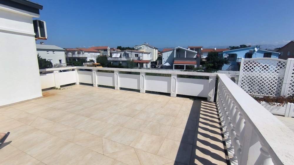 Nagy terasz az emeleten.