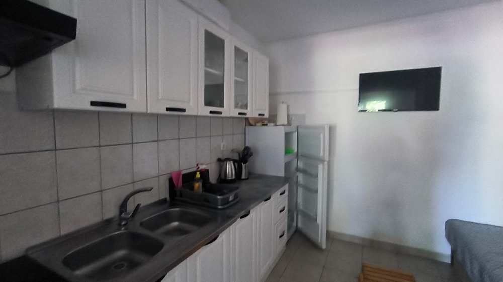 Vidéki stílusú konyha fehér színben.