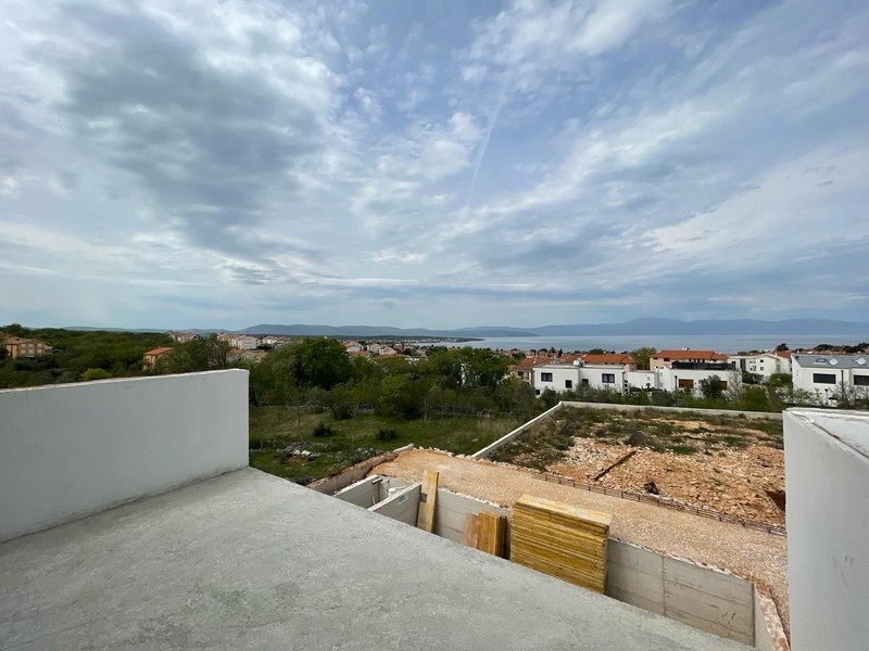 A H2715 villa garázskapuja, amelyet eladásra kínálnak Malinska közelében, Krk szigetén.