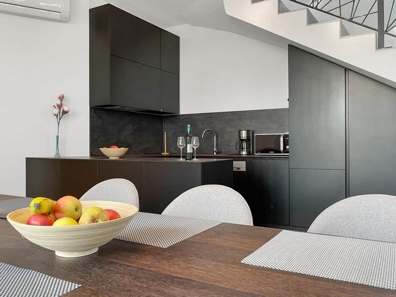 Konyha és gyümölcskosár az étkezőasztalon.