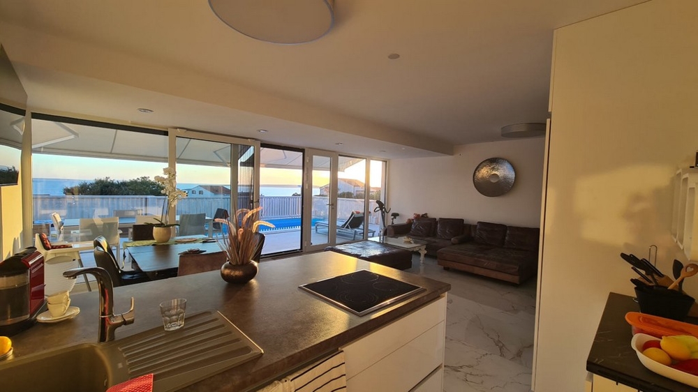 Kilátás a tengerre a konyhából.