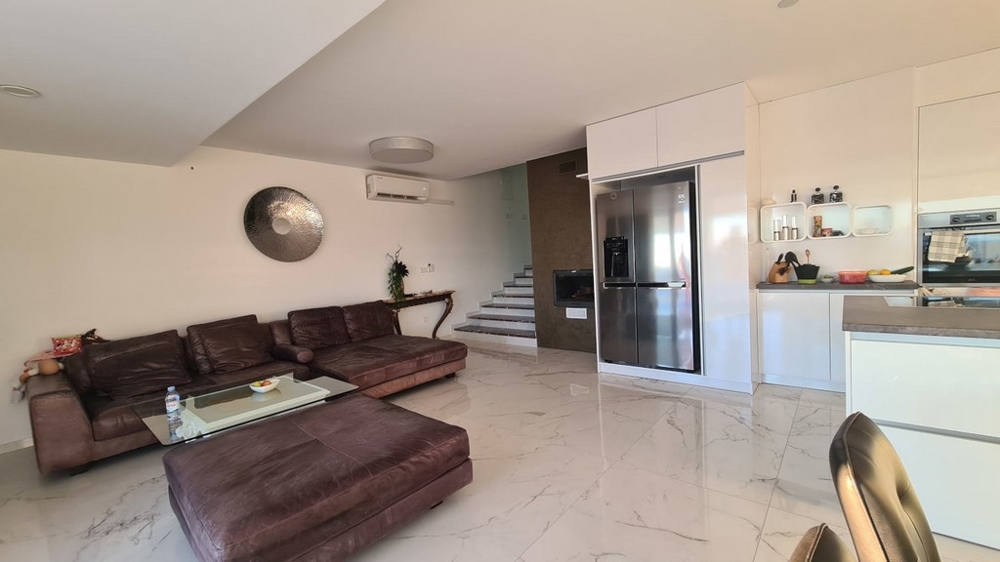 A nappali világos járólappal.