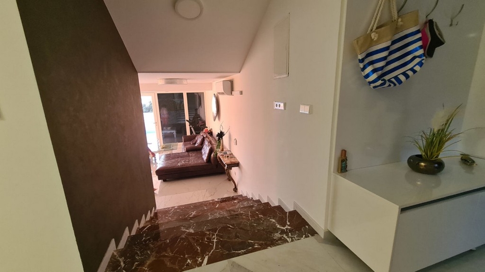 Lépcső vezet a nappaliba.