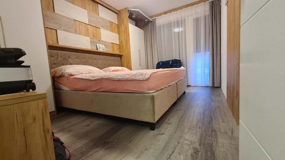 A két hálószoba egyike.