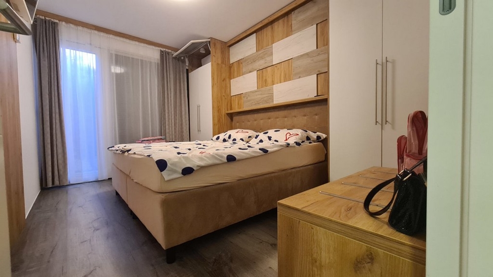 A második hálószoba kényelmes franciaággyal.