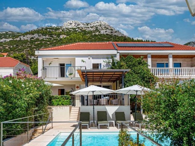 Ikerház medencével közvetlenül a tenger mellett