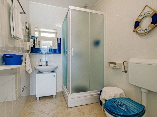 Fürdőszoba zuhanyzóval