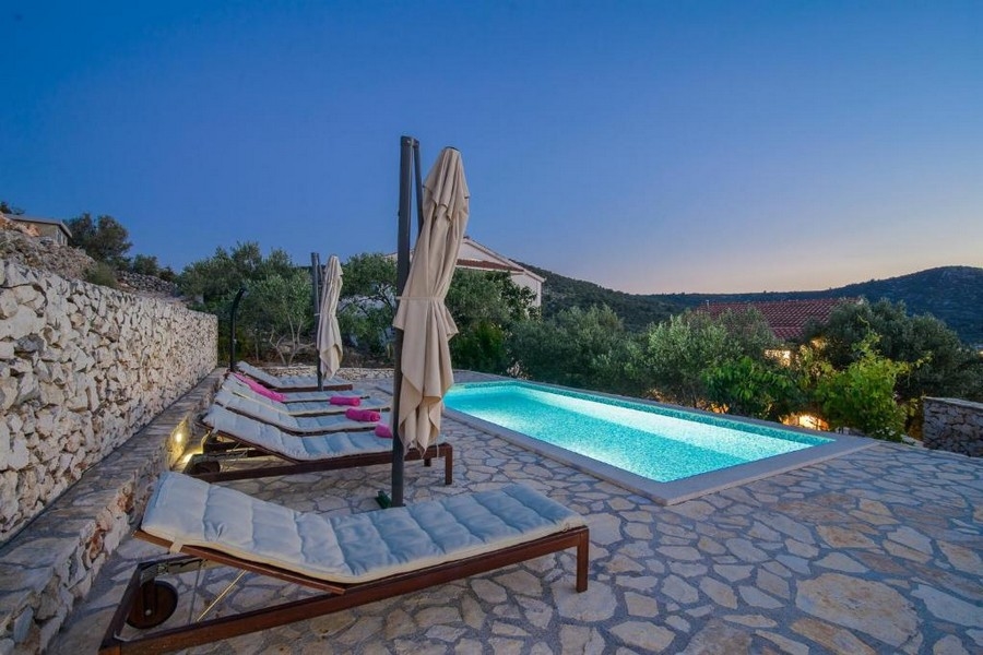 Ház nagy kerttel és mindössze 80 méterre a tengertől - Horvátországi ingatlan