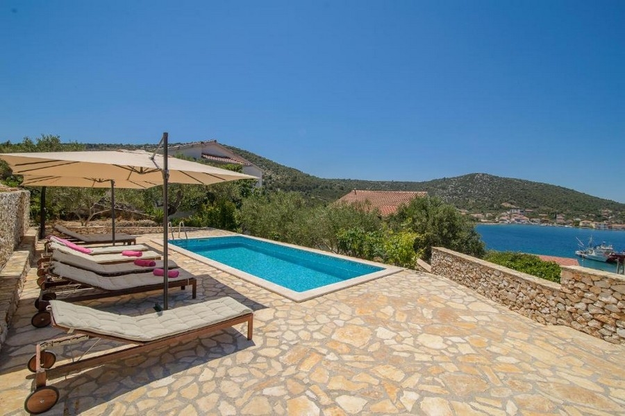 Vásároljon medencét napozórésszel Horvátországban