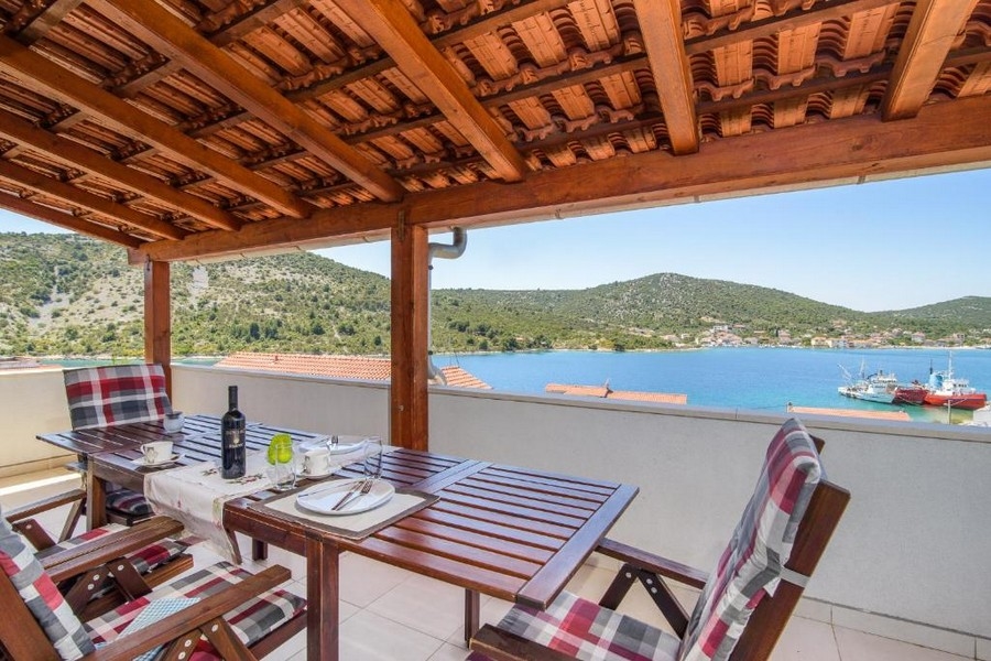 Fedett terasz kilátással a tengerre és a környező területre - H2729