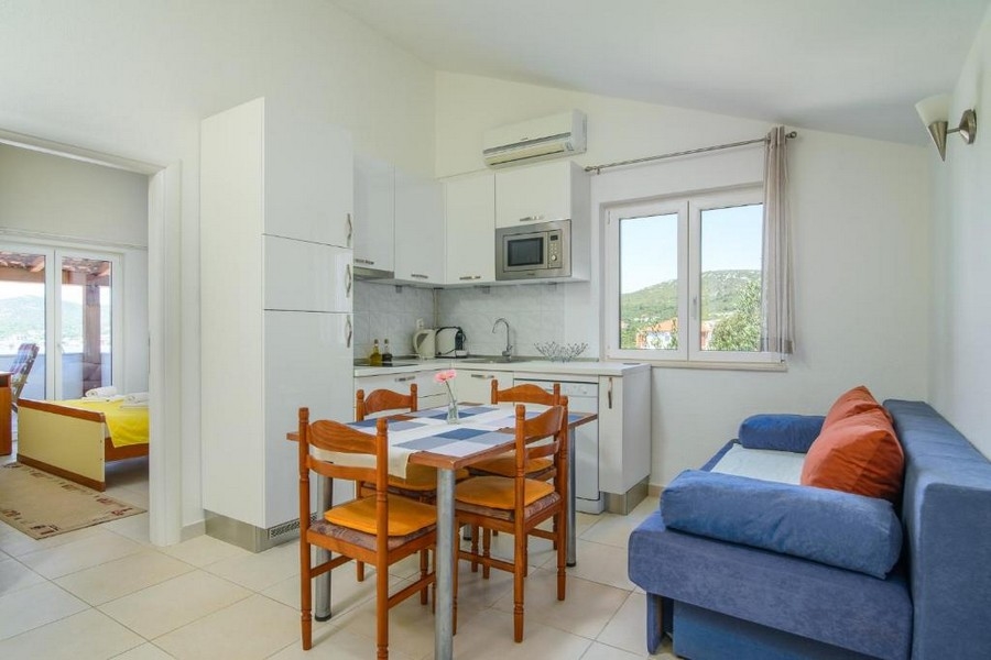 Világos ház Dalmáciában kerttel, parkolóhellyel és medencével