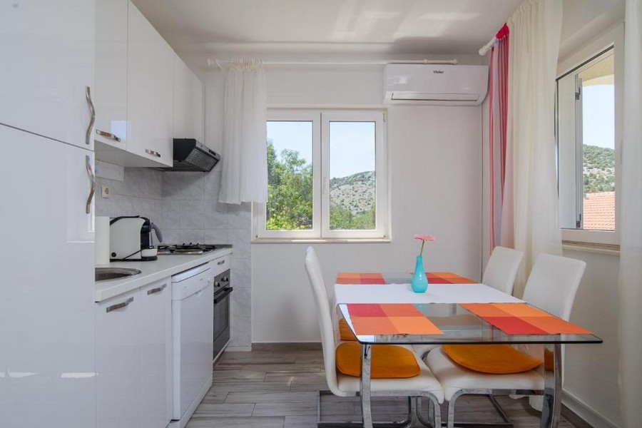 Nappali nyitott konyhával és étkezővel