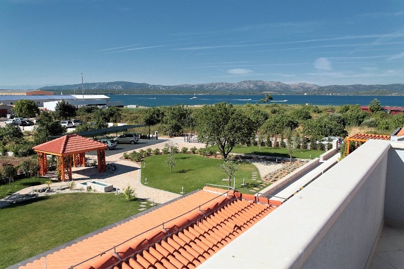 A Murteren eladó luxusvillából a kertre, a környékre és a tengerre a kilátás a legszebb