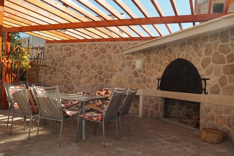 Az éjszakai luxusvilla benyomásai. Eladó.