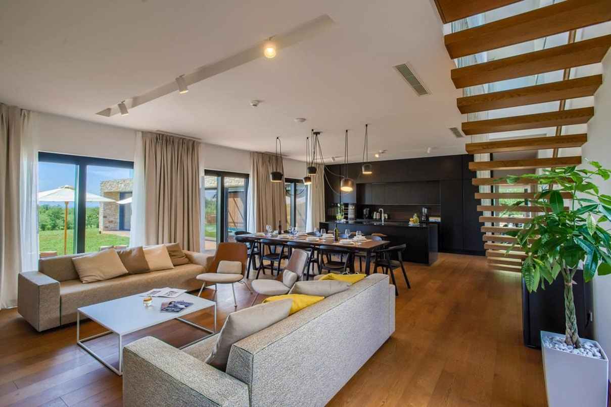 A H977 villa modern lakóterülete Porec közelében, Isztrián.