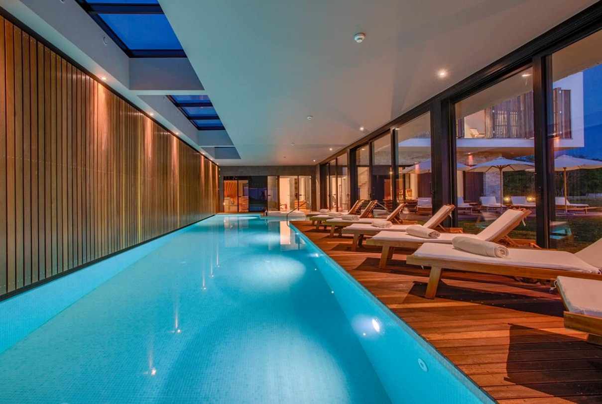 A Poreč melletti villa úszómedencéje - Panoráma Cserkésznél eladó.