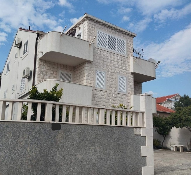 5 apartman mindegyik tengerre néző erkéllyel/terasszal