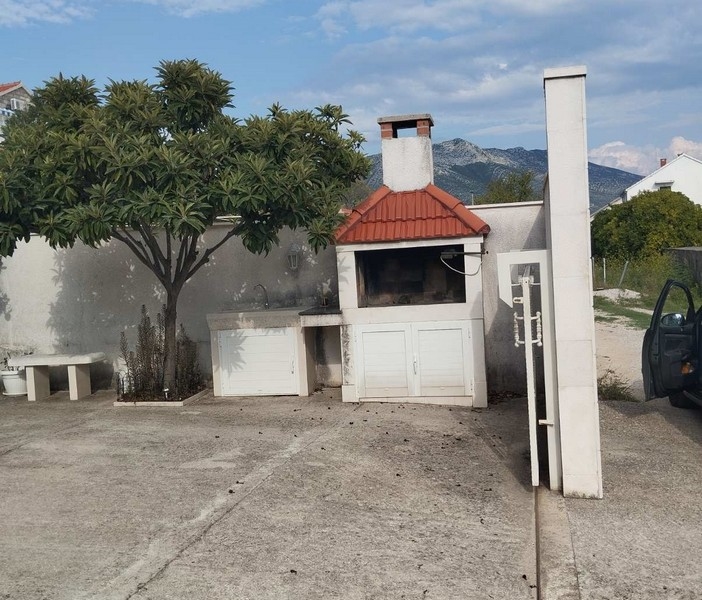 Tágas udvar grillezővel és 4 parkolóhellyel