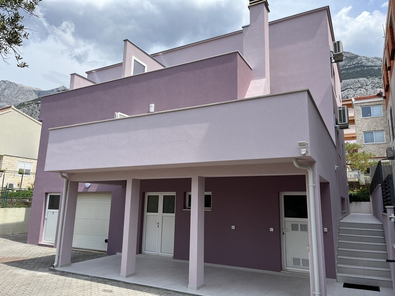 Lila homlokzatú apartmanház Horvátországban, Makarskában eladó.